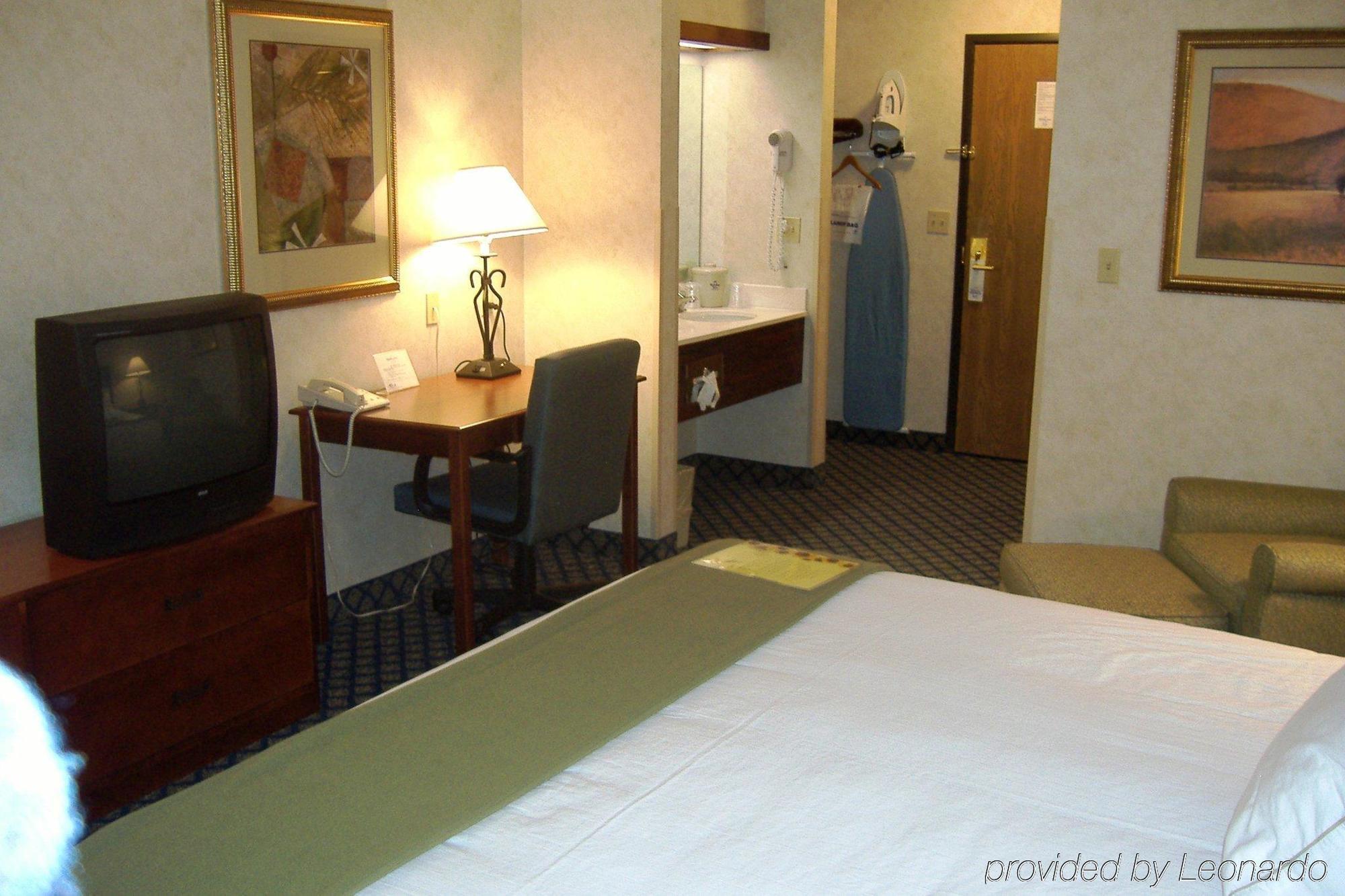 Holiday Inn Express Miles City Room photo