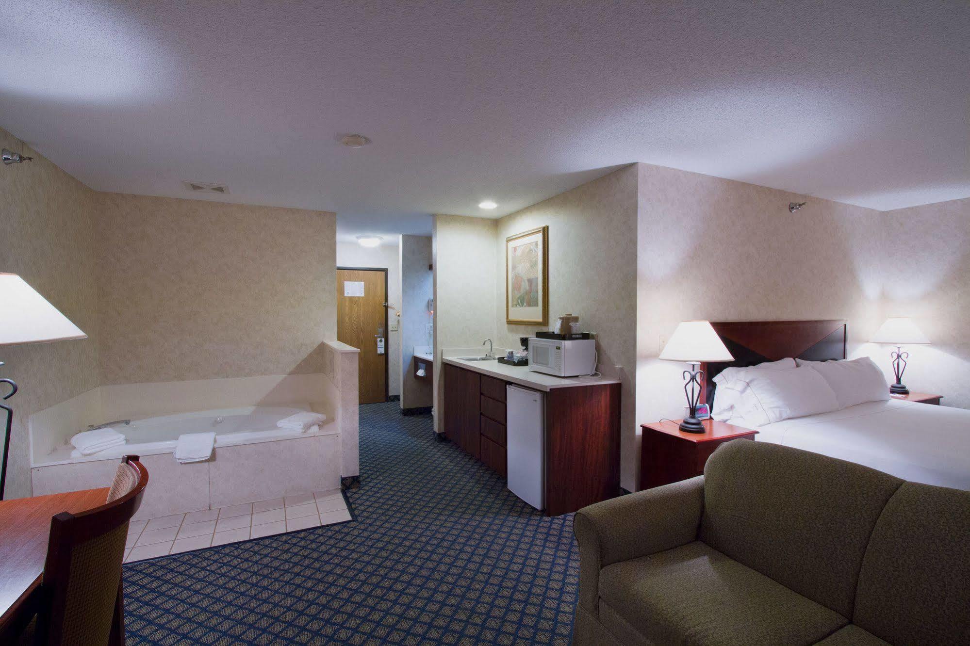 Holiday Inn Express Miles City Exterior photo