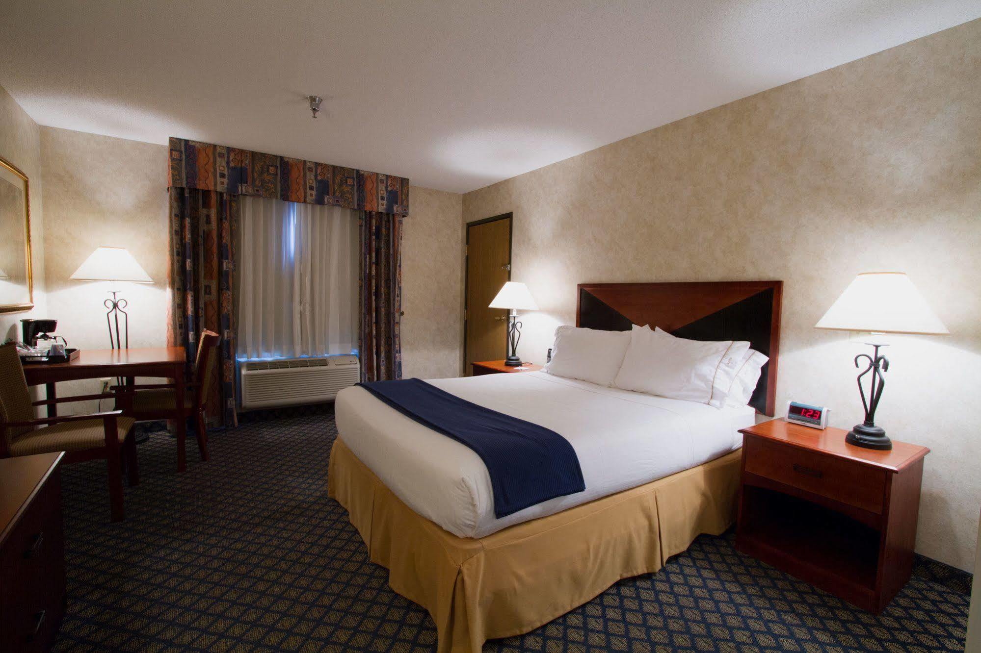 Holiday Inn Express Miles City Exterior photo